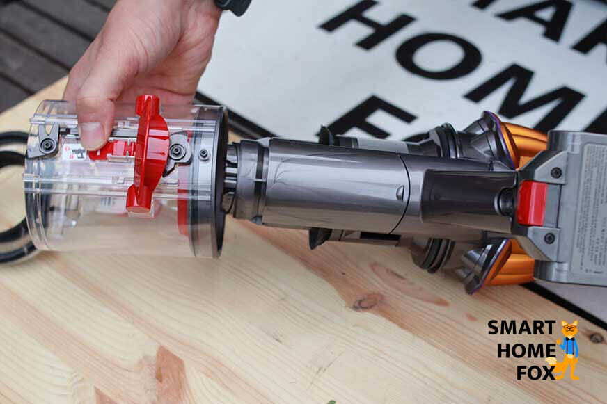 Очистка контейнера для грязи Dyson V12 Slim